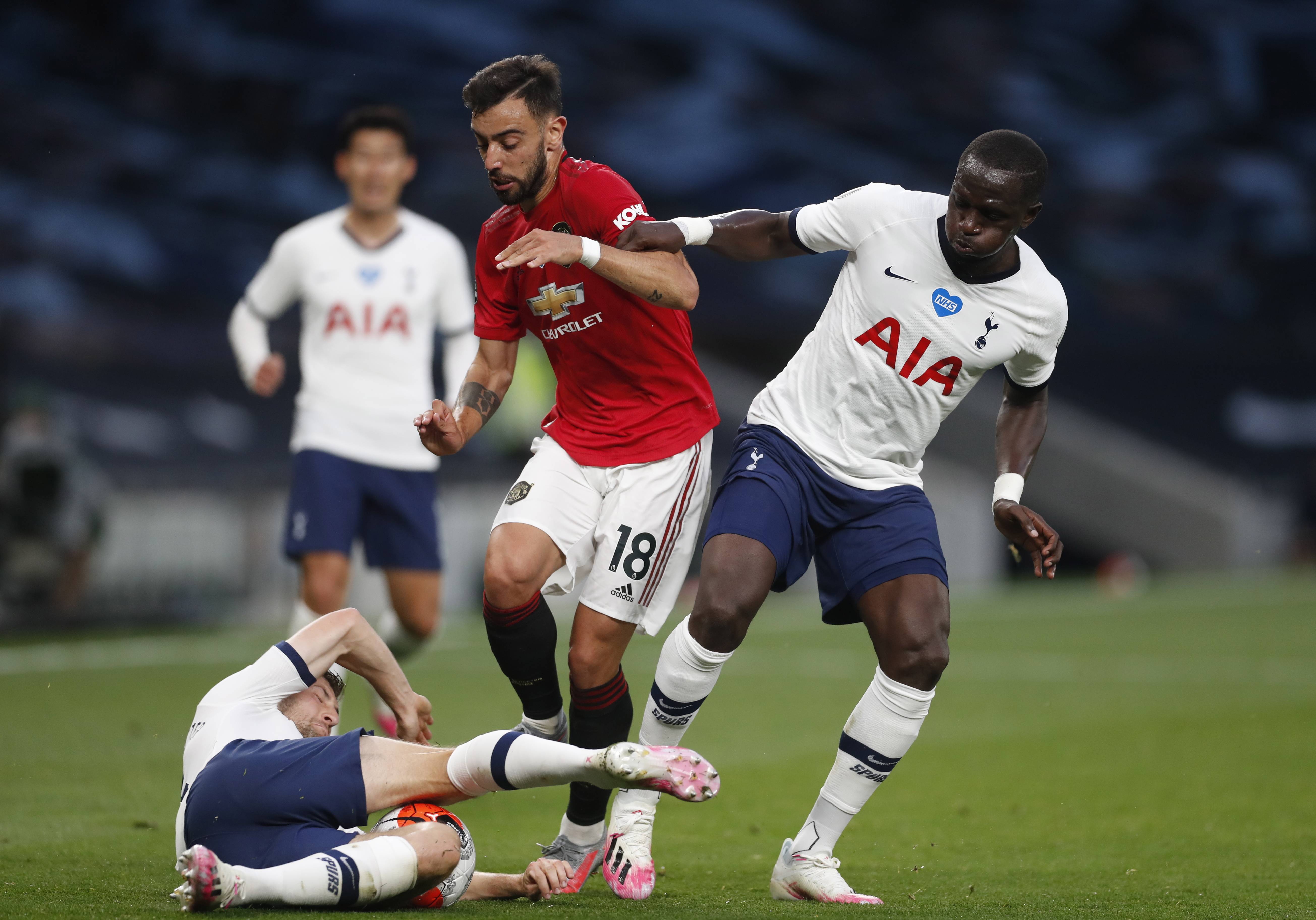 卓越！现场实拍马奎尔重锤破门瞬间引爆老特拉福德.